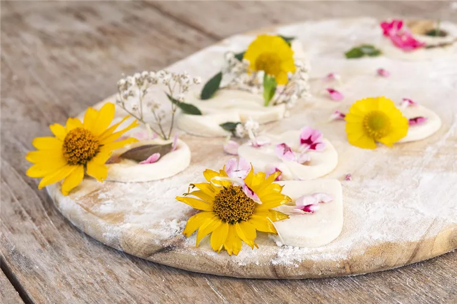 Blumenanhänger aus Salzteig – der Sommer wird bunt!