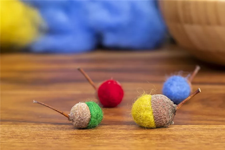 Bunte Filzeicheln – Herbstdeko mal anders