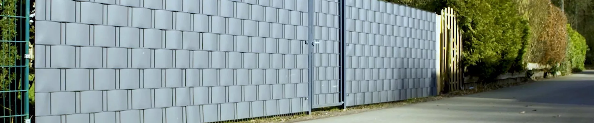 Sichtschutzzaun aufstellen (Thumbnail)